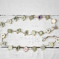 Adventskalenderaufhängung aus Holzklammern