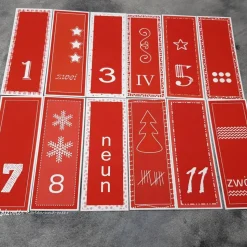 Adventskalendertüten und Zahlenanhänger in rot-weiß