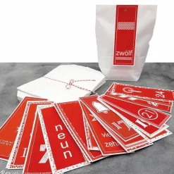 Adventskalendertüten und Zahlenanhänger in rot-weiß