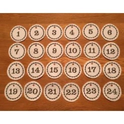 Adventskalenderzahlen Anhänger Zahlen weiß Filz rund bestickt