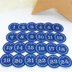 Adventskalenderzahlen Anhänger Zahlen blau Filz rund bestickt / Zahlen Anhänger Adventskalender