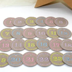 Adventskalenderzahlen Anhänger Zahlen taupe pastell Filz rund bestickt