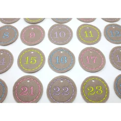 Adventskalenderzahlen Anhänger Zahlen taupe pastell Filz rund bestickt