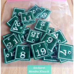 Adventskalenderzahlen, Anhänger auf Filz gestickt