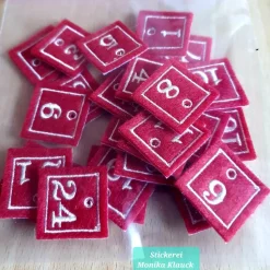 Adventskalenderzahlen, Anhänger auf Filz gestickt