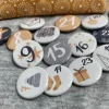 Adventskalenderzahlen Buttons mit Sicherheitsnadel zum Befestigen
