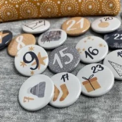 Adventskalenderzahlen Buttons mit Sicherheitsnadel zum Befestigen