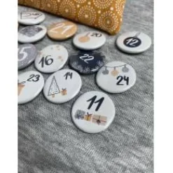 Adventskalenderzahlen Buttons mit Sicherheitsnadel zum Befestigen