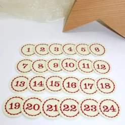 Adventskalenderzahlen creme rot Filz rund bestickt / Zahlen Anhänger Adventskalender