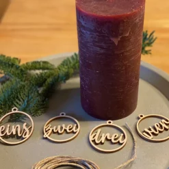 Adventskranz Anhänger Wörter aus Holz – Set eins, zwei, drei, vier