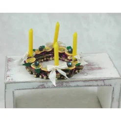 Adventskranz aus Holz mit echten gelben Kerzen im Kerzenhalter, gelb, creme, violett gehaltene Dekoration