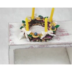 Adventskranz aus Holz mit echten gelben Kerzen im Kerzenhalter, gelb, creme, violett gehaltene Dekoration