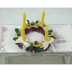 Adventskranz aus Holz mit echten gelben Kerzen im Kerzenhalter, gelb, creme, violett gehaltene Dekoration