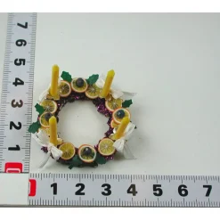 Adventskranz aus Holz mit echten gelben Kerzen im Kerzenhalter, gelb, creme, violett gehaltene Dekoration