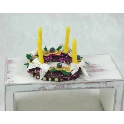 Adventskranz aus Holz mit echten gelben Kerzen im Kerzenhalter, gelb, creme, violett gehaltene Dekoration