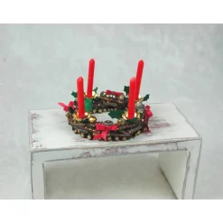 Adventskranz aus Holz mit echten roten Kerzen im Kerzenhalter, gold, rot gehaltene Dekoration