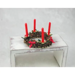 Adventskranz aus Holz mit echten roten Kerzen im Kerzenhalter, gold, rot gehaltene Dekoration