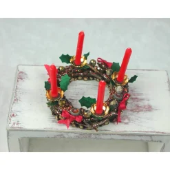 Adventskranz aus Holz mit echten roten Kerzen im Kerzenhalter, gold, rot gehaltene Dekoration