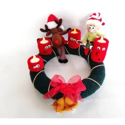 Adventskranz Rentier Elf – Nachhaltige Weihnachtsdeko mit LED Kerzen & Glocken gehäkelt Amigurumi