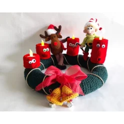 Adventskranz Rentier Elf – Nachhaltige Weihnachtsdeko mit LED Kerzen & Glocken gehäkelt Amigurumi