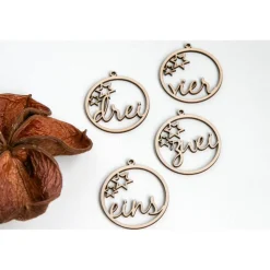 Adventskranz Zahlen Holz 1–4 in schlichter Schreibschrift mit ausgeschnittenen Sternen – handgemachte Holzzahlen