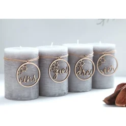 Adventskranz Zahlen Holz 1–4 in schlichter Schreibschrift mit ausgeschnittenen Sternen – handgemachte Holzzahlen