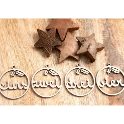 Adventskranz Zahlen Holz 1–4 in Schreibschrift mit Ilex-Blättern – handgemachte Holzzahlen, natürliche Weihnachtsdeko