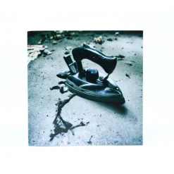 altes Bügeleisen, Holzbild, Lost Place, marode, Foto auf Holz, im Quadrat, 10 x 10 cm