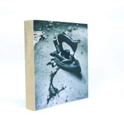 altes Bügeleisen, Holzbild, Lost Place, marode, Foto auf Holz, im Quadrat, 10 x 10 cm