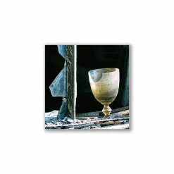 altes Weinglas, zerbrochene Fensterscheibe, Fabrik, Lost Place, marode, Foto auf Holz, im Quadrat, 10 x 10 cm