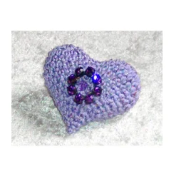 Amigurumi Herz gehäkelt mit Strass – Handgemachtes Geschenk in Lila