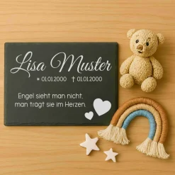 Andenken an Sternenkinder – Schiefertafel mit Namen, Datum und süßen Motiven – Erinnerung für Zuhause oder Garten