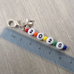 Anhänger '2026' mit Kleeblatt – Glücksbringer Charm als Geschenk, Gastgeschenk & kleine Aufmerksamkeit