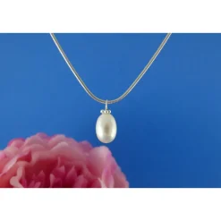 Anhänger aus großer cremeweißer Süßwasserperle an zarter Schlangenkette Brautschmuck