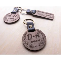 Anhänger aus Wallnussholz - Personalisiertes Hochzeitsgeschenk mit Initialen und Datum im stilvollen Kranz-Design