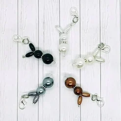 Anhänger Hase grau – süßer Acrylanhänger mit Karabiner oder Schnellaufhänger