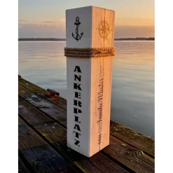 Ankerplatz Holzsäule personalisiert – Maritime Deko für Haustür & Garten mit Wunschtext, Name oder Koordinaten