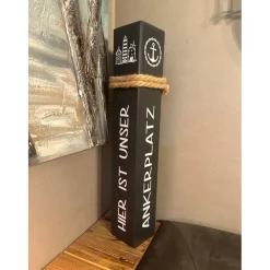 Ankerplatz Poller – Maritime Holzsäule mit Anker, Geschenk zur Hochzeit & Einzug, Küstendeko 10x10x60