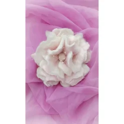 ANSTECKBLÜTE ROSARI handgearbeit aus Naturmaterial in Weiß/ Rosé