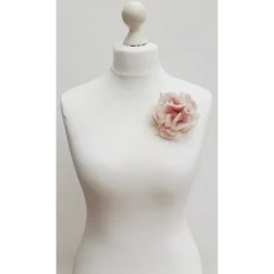 ANSTECKBLÜTE ROSARI handgearbeit aus Naturmaterial in Weiß/ Rosé