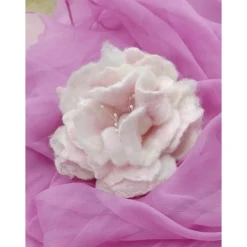 ANSTECKBLÜTE ROSARI handgearbeit aus Naturmaterial in Weiß/ Rosé