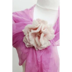 ANSTECKBLÜTE ROSARI handgearbeit aus Naturmaterial in Weiß/ Rosé