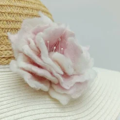 ANSTECKBLÜTE ROSARI handgearbeit aus Naturmaterial in Weiß/ Rosé