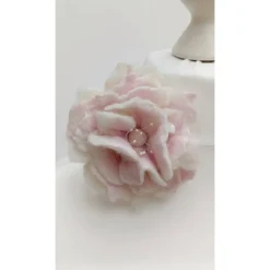 ANSTECKBLÜTE ROSARI handgearbeit aus Naturmaterial in Weiß/ Rosé