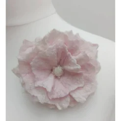 ANSTECKBLÜTE SARAH  handgearbeitet aus Naturmaterial Wolle & Seide in Weiß &  Rosé