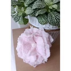 ANSTECKBLÜTE SARAH  handgearbeitet aus Naturmaterial Wolle & Seide in Weiß &  Rosé