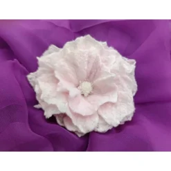 ANSTECKBLÜTE SARAH  handgearbeitet aus Naturmaterial Wolle & Seide in Weiß &  Rosé