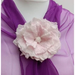 ANSTECKBLÜTE SARAH  handgearbeitet aus Naturmaterial Wolle & Seide in Weiß &  Rosé