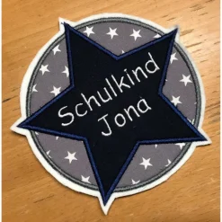 Applikation / Aufnäher / Button Stern im Kreis SCHULKIND mit Namen - Wunschfarben
