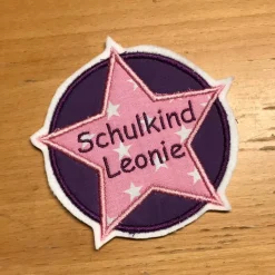 Applikation / Aufnäher / Button Stern im Kreis SCHULKIND mit Namen - Wunschfarben
